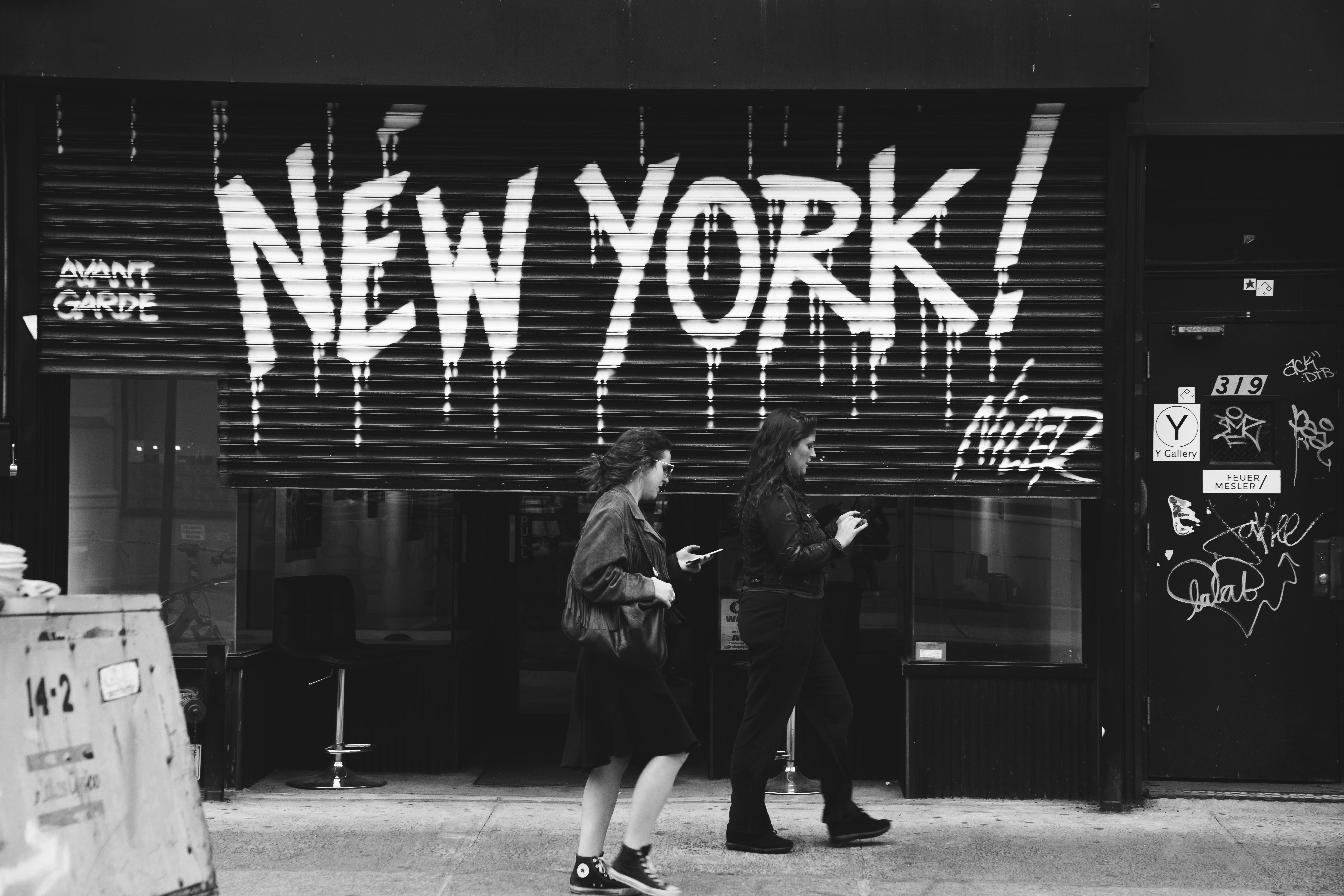 women walking in new york 