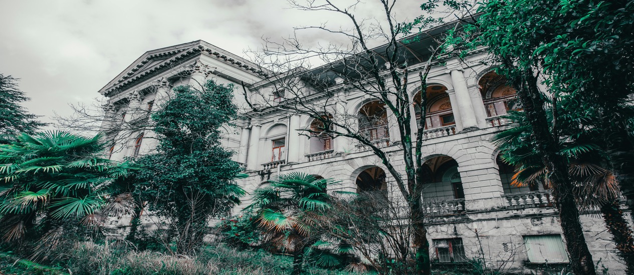 Inside 7 of the World’s Most Haunting Abandoned Mansions