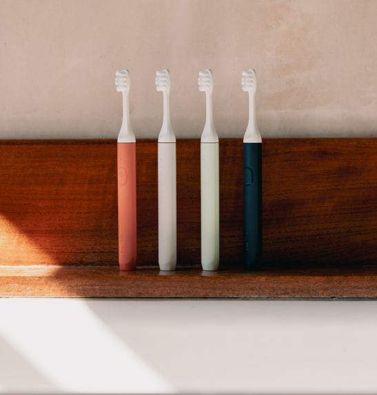SURI 1.0 sonic toothbrush with magnetic mirror mount